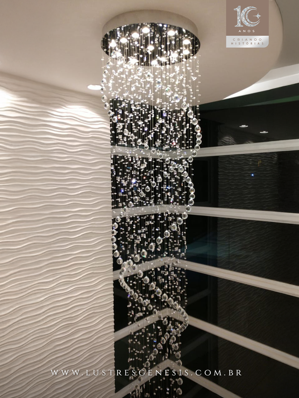 Lustre de cristal Zafira para pé direito duplo, com design elegante e cristais K9 legítimos, ideal para escadas e ambientes amplos.